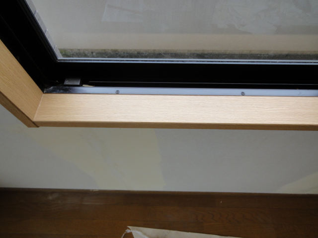窓木枠シート貼り　施工後